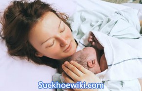 Phụ nữ sau sinh bao lâu thì tắm được? Có phải kiêng 3 tháng không?